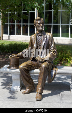 Statue von Präsident Abraham vor dem Haupteingang der Gettysburg National Military Park Museum & Visitor Centre, Gettysburg, Pennsylvania, USA. Stockfoto