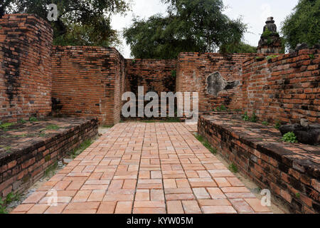 Der Bürgersteig in Wat Phra Ram von Maurer, wo die Weiterleitung an eine zerstörte Buddha Statue gebaut. Am Ende werden wir ein ruiniertes Buudha Statue finden. Stockfoto