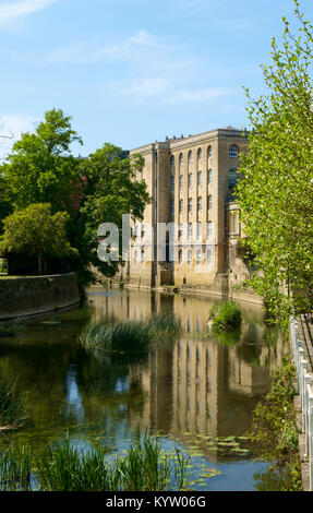 Malerische alte Industriearchitektur durch den Fluss Avon in der Frühlingssonne, Bradford on Avon, Wiltshire, Großbritannien Stockfoto