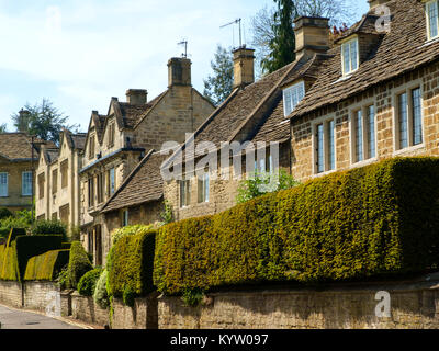 Malerischen alten Häusern, die rund um die Kirche, Bradford-on-Avon, Wiltshire, Großbritannien Stockfoto