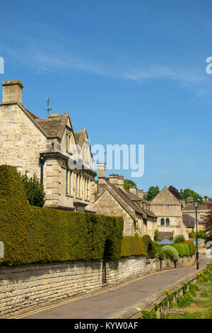 Malerischen alten Häusern, die rund um die Kirche, Bradford-on-Avon, Wiltshire, Großbritannien Stockfoto