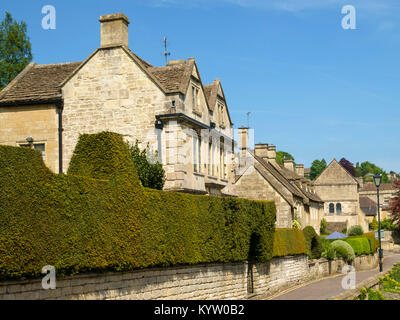 Malerischen alten Häusern, die rund um die Kirche, Bradford-on-Avon, Wiltshire, Großbritannien Stockfoto