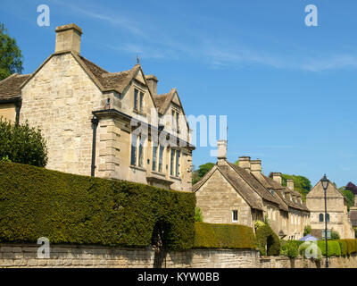 Malerischen alten Häusern, die rund um die Kirche, Bradford-on-Avon, Wiltshire, Großbritannien Stockfoto