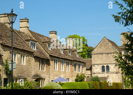 Malerischen alten Häusern, die rund um die Kirche, Bradford-on-Avon, Wiltshire, Großbritannien Stockfoto