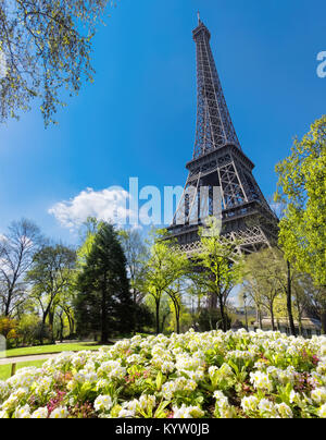 Schönen Garten im Frühjahr zu Füßen der Eiffelturm in Paris. Panorama Bild. Stockfoto