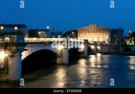 Paris bei Nacht: Die Pont de la Concorde und Bourbon Palace Stockfoto