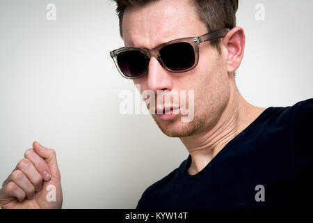 Mann tanzen und das Tragen von Farben auf Weiß Stockfoto