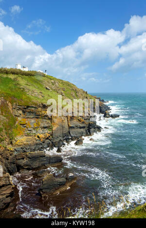 Anfang Sommer Sonnenschein am Nachmittag nach einem Sturm auf die Eidechse Leuchtturm auf den Klippen am Lizard Point in der Lizard Halbinsel, Cornwall, Großbritannien Stockfoto