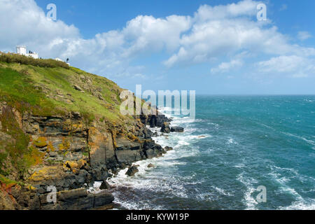 Anfang Sommer Sonnenschein am Nachmittag nach einem Sturm auf die Eidechse Leuchtturm auf den Klippen am Lizard Point in der Lizard Halbinsel, Cornwall, Großbritannien Stockfoto