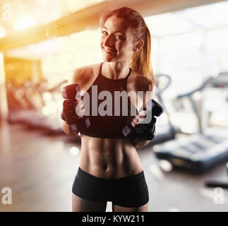 Bestimmt Mädchen im Fitnessstudio Fitness Lektion bereit Stockfoto