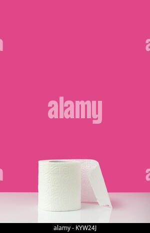 Nahaufnahme der weißen WC-Papier auf Rosa Stockfoto