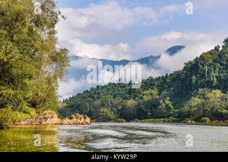 Auenlandschaft auf dem Nam Ou Fluss im nördlichen Laos Stockfoto