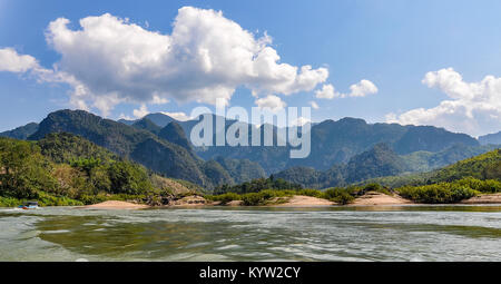 Auenlandschaft auf dem Mekong Fluss im nördlichen Laos Stockfoto