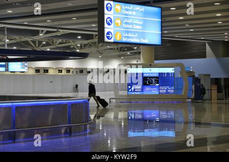 DUBAI, VAE - Dezember 10, 2017: Innenraum der Al Maktoum Flughafen Dubai, Vereinigte Arabische Emirate. Der Flughafen 407,369 Passagiere im Jahr 2016. Stockfoto