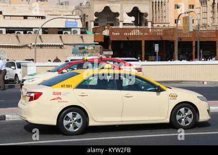 DUBAI, VAE - Dezember 10, 2017: Toyota Camry Taxi in Dubai, VAE. Dubai ist die bevölkerungsreichste Stadt in den VEREINIGTEN ARABISCHEN EMIRATEN und einer der wichtigsten globalen Stadt. Stockfoto