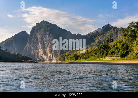 Auenlandschaft auf dem Mekong Fluss im nördlichen Laos Stockfoto