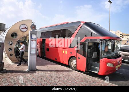 DUBAI, VAE - Dezember 10, 2017: Die Menschen warten im klimatisierten Bus stop in Dubai, VAE. Dubai ist die bevölkerungsreichste Stadt in den VEREINIGTEN ARABISCHEN EMIRATEN und einer der wichtigsten globalen Stadt. Stockfoto