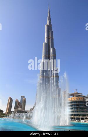 DUBAI, VAE - November 22, 2017: Fountain Show vor dem Burj Khalifa, Dubai. Die Dubai Fountain ist der weltweit zweitgrösste choreographiert Brunnen sy Stockfoto