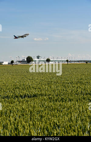 Feld, Flughafen, Sat-Gebäude, mit Eurowings Flugzeug abheben, Airbus, A320, Flughafen München, Stockfoto