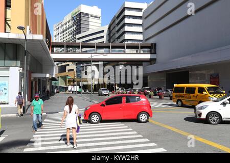 MANILA, Philippinen - November 28, 2017: Leute fahren in dichtem Verkehr in Makati City, Metro Manila, Philippinen. Metro Manila ist einer der größten u Stockfoto