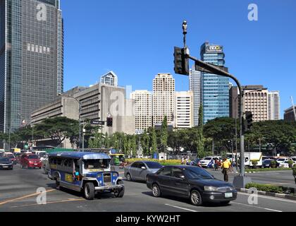 MANILA, Philippinen - November 28, 2017: Leute fahren in dichtem Verkehr in Makati City, Metro Manila, Philippinen. Metro Manila ist einer der größten u Stockfoto
