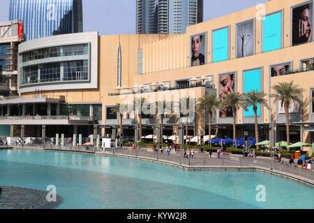 DUBAI, VAE - November 22, 2017: Shopper besuchen den See in der Dubai Mall. Es ist das größte Einkaufszentrum in der Welt aus der Gesamtfläche mit 502.000 Quadratmetern re Stockfoto