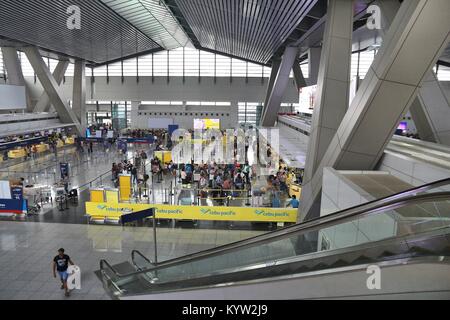 MANILA, Philippinen - Dezember 8, 2017: Die Menschen warten auf den internationalen Flughafen Ninoy Aquino in Manila, Philippinen. Der Flughafen übernimmt 36,7 Millionen pas Stockfoto