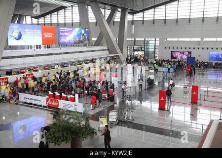 MANILA, Philippinen - Dezember 8, 2017: Die Menschen warten auf den internationalen Flughafen Ninoy Aquino in Manila, Philippinen. Der Flughafen übernimmt 36,7 Millionen pas Stockfoto