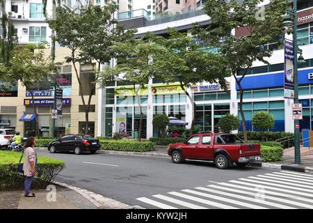 MANILA, Philippinen - Dezember 8, 2017: Menschen gehen in Bonifacio Global City, Manila, Philippinen. Metro Manila ist eines der größten städtischen Gebieten in t Stockfoto