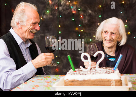 Oma feiert Geburtstag mit ihrem älteren Sohn Stockfoto