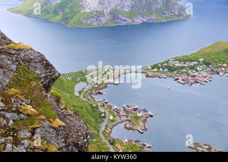 Inselgruppe Lofoten in Norwegen. Reine Fischerdorf auf Moskenesoya Insel. Luftbild vom Reinebringen Wanderweg. Stockfoto