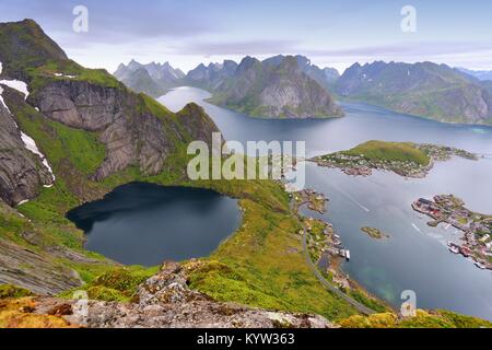 Inselgruppe Lofoten in Norwegen. Reine Fischerdorf auf Moskenesoya Insel. Luftbild vom Reinebringen Wanderweg. Stockfoto