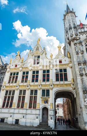 Brügge, Belgien, 31. August 2017: Fassade des alten Standesamt (Fietskoetsen) der Renaissance in der Burgplatz mit Menschen zu Fuß in t Stockfoto