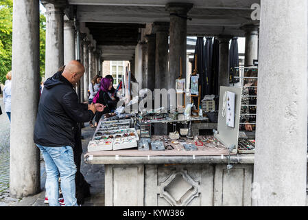 Brügge, Belgien, 31. August 2017: Verkäufer mit einem Kunden in einer Schmuck stehen in einem Flohmarkt in der mittelalterlichen Stadt Brügge, Belgien Stockfoto