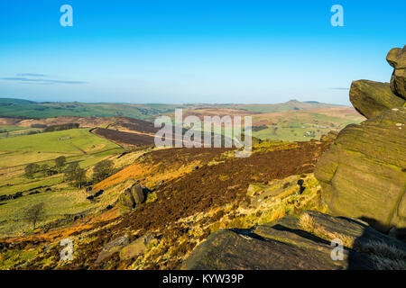 Der Blick von der Kakerlaken ridge Zurück Wald, Gradbach und Shutlinsloe, Peak District National Park Stockfoto