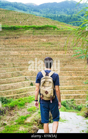 Mann erkunden Reisterrassen bei Longsheng, China Stockfoto