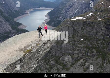 TROLLTUNGA, Norwegen - 16 Juli, 2015: die Menschen besuchen Troll's Zunge (trolltunga) Rock in Hordaland County, Norwegen. Die 22 km Strecke zu Trolltunga wird unter m Stockfoto