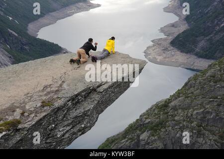 TROLLTUNGA, Norwegen - 16 Juli, 2015: die Menschen besuchen Troll's Zunge (trolltunga) Rock in Hordaland County, Norwegen. Die 22 km Strecke zu Trolltunga wird unter m Stockfoto