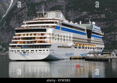 EIDFJORD, Norwegen - 17. JULI 2015: Menschen ihre AIDAsol Kreuzfahrten in Norwegen genießen. AIDA sol wurde von Meier Werft im Jahr 2011 gebaut. Es kann 2.174 Passagiere Stockfoto