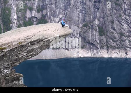 TROLLTUNGA, Norwegen - 16 Juli, 2015: die Menschen besuchen Troll's Zunge (trolltunga) Rock in Hordaland County, Norwegen. Die 22 km Strecke zu Trolltunga wird unter m Stockfoto