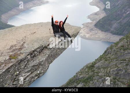 TROLLTUNGA, Norwegen - 16 Juli, 2015: die Menschen besuchen Troll's Zunge (trolltunga) Rock in Hordaland County, Norwegen. Die 22 km Strecke zu Trolltunga wird unter m Stockfoto