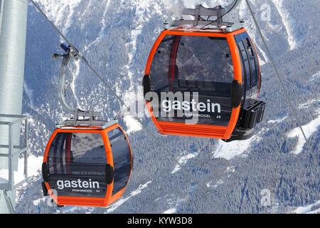 BAD Gastein, Österreich - 10. MÄRZ 2016: die Gondeln der Seilbahn in Bad Gastein. Es ist Teil der Ski Amade, einem der größten Skigebiete Europas mit 760 km Stockfoto