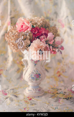 Blumen in der Vase auf einem hellen Hintergrund Stockfoto