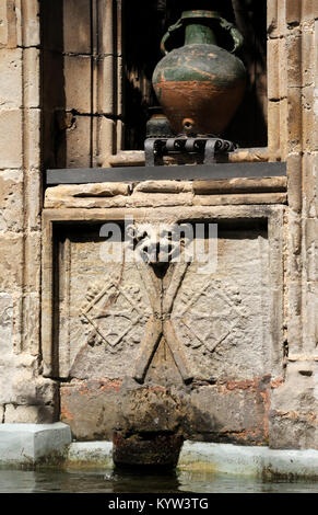 Alte Stein Wasserspeier wasser Funktion; mittelalterliche Kathedrale, Barcelona Stockfoto