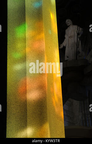 Farbiges Licht von Glasmalereien auf Säule in der Sagrada Familia, Barcelona Stockfoto