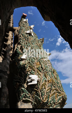 Ansicht der Fassade von innen Turm; Sagrada Familia, Barcelona Stockfoto