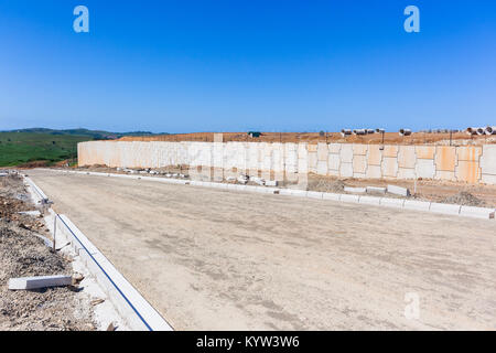 Bau Erdbau industrielle Landschaftsgestaltung Straßen mit hohem inter Verriegelung konkrete Bausteine für Stützmauern Strukturen auf neue Development Zone. Stockfoto