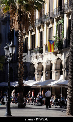 Placa Reial Barcelona mit katalanischen Flagge und Lampe standard entworfen von Gaudi Stockfoto