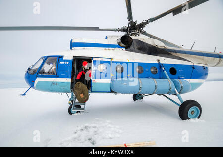 Die russischen Mi-8 Helikopter landete einen Angriff auf das Eis im Weißen Meer. Russland, Oblast Archangelsk, mesjenski Bezirk. Stockfoto