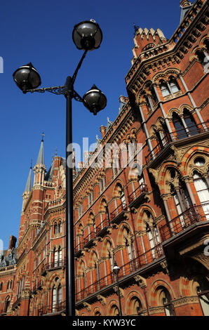 Die Außenseite des London St Pancras Gebäude an einem sonnigen Tag Stockfoto